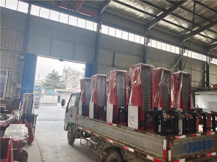 飼料顆粒機是以機械圓周運動為基礎(chǔ)，柴油機、電動機為動力帶動傳動軸